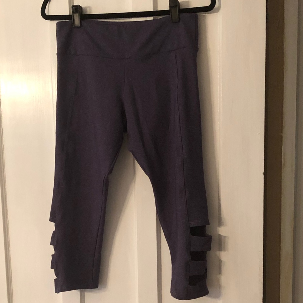 Onzie brand women’s Capri work out leggings.